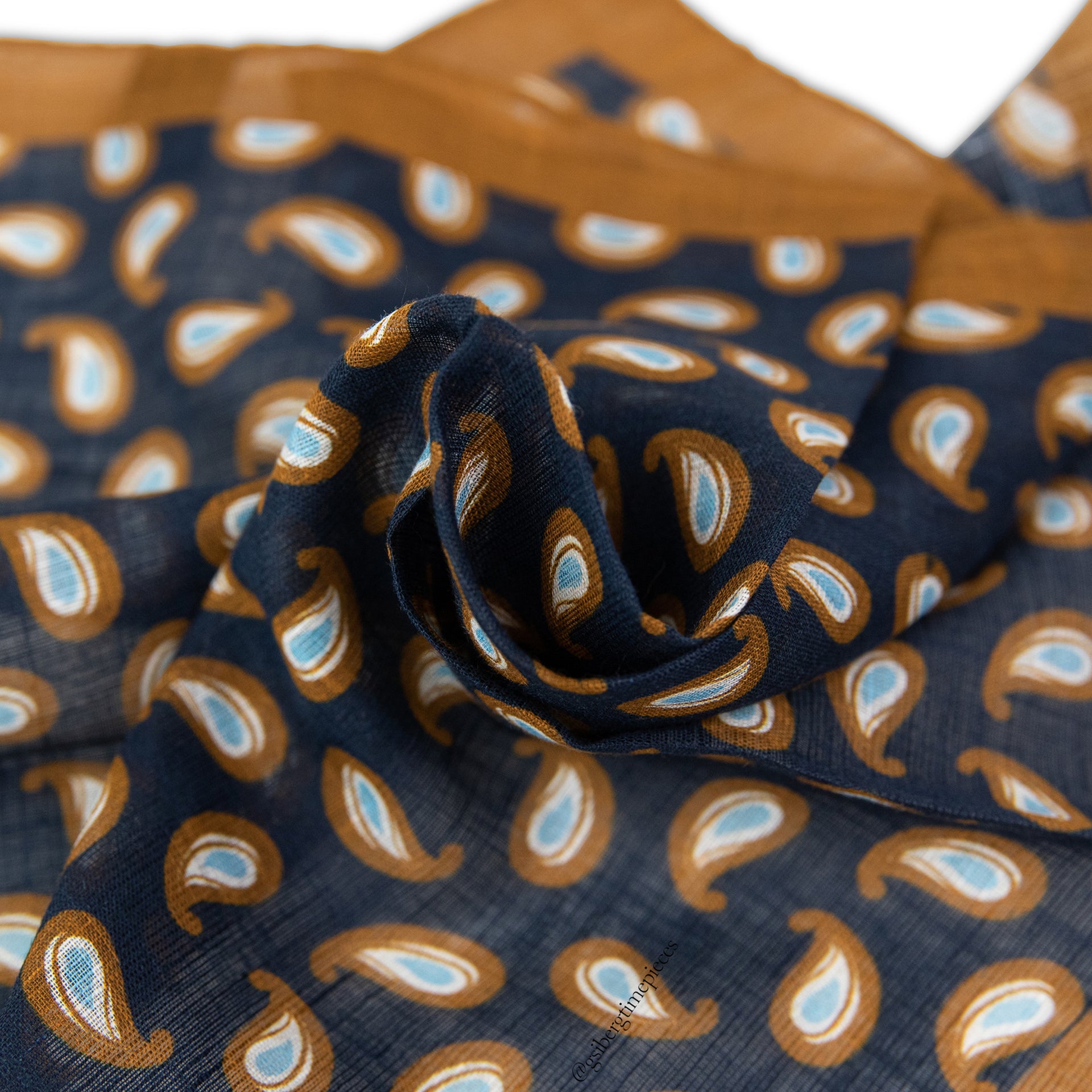Alter Knabe Einstecktuch im Paisley Muster Nahaufnahme im twist