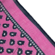 Alter Knabe Einstecktuch im Paisley Pink Muster  Nahaufnahme vorne
