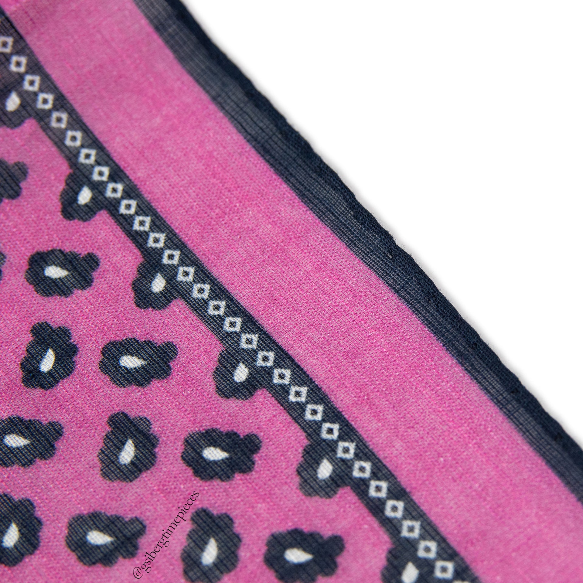 Alter Knabe Einstecktuch im Paisley Pink Muster  Nahaufnahme vorne