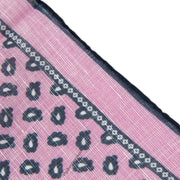 Alter Knabe Einstecktuch im Paisley Pink Muster  Nahaufnahme hinten