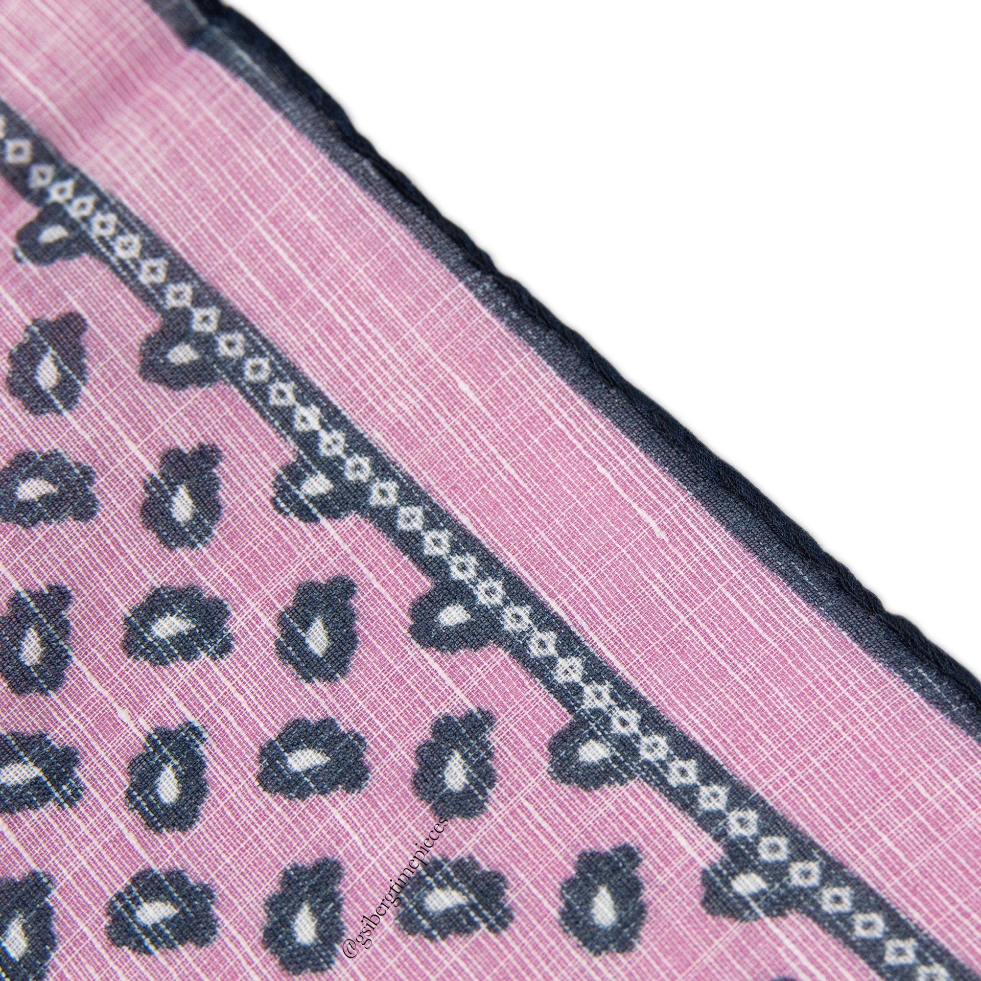 Alter Knabe Einstecktuch im Paisley Pink Muster  Nahaufnahme hinten