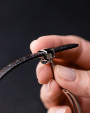 Hirsch SETH Leder Armband in schwarz aus echtem Leder mit Verschluss  für Sie und Ihn Unisex komfortabel zu tragen da der innen Ring aus gerautes Leder ist die Edelstahlschließe ist einstellbar Luxus in Vorarlberg Geschenkideen