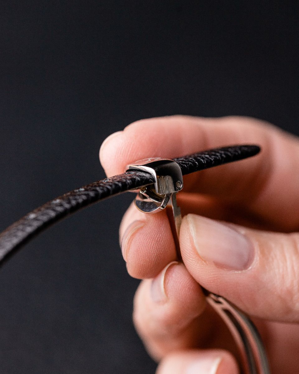 Hirsch SETH Leder Armband in schwarz aus echtem Leder mit Verschluss  für Sie und Ihn Unisex komfortabel zu tragen da der innen Ring aus gerautes Leder ist die Edelstahlschließe ist einstellbar Luxus in Vorarlberg Geschenkideen