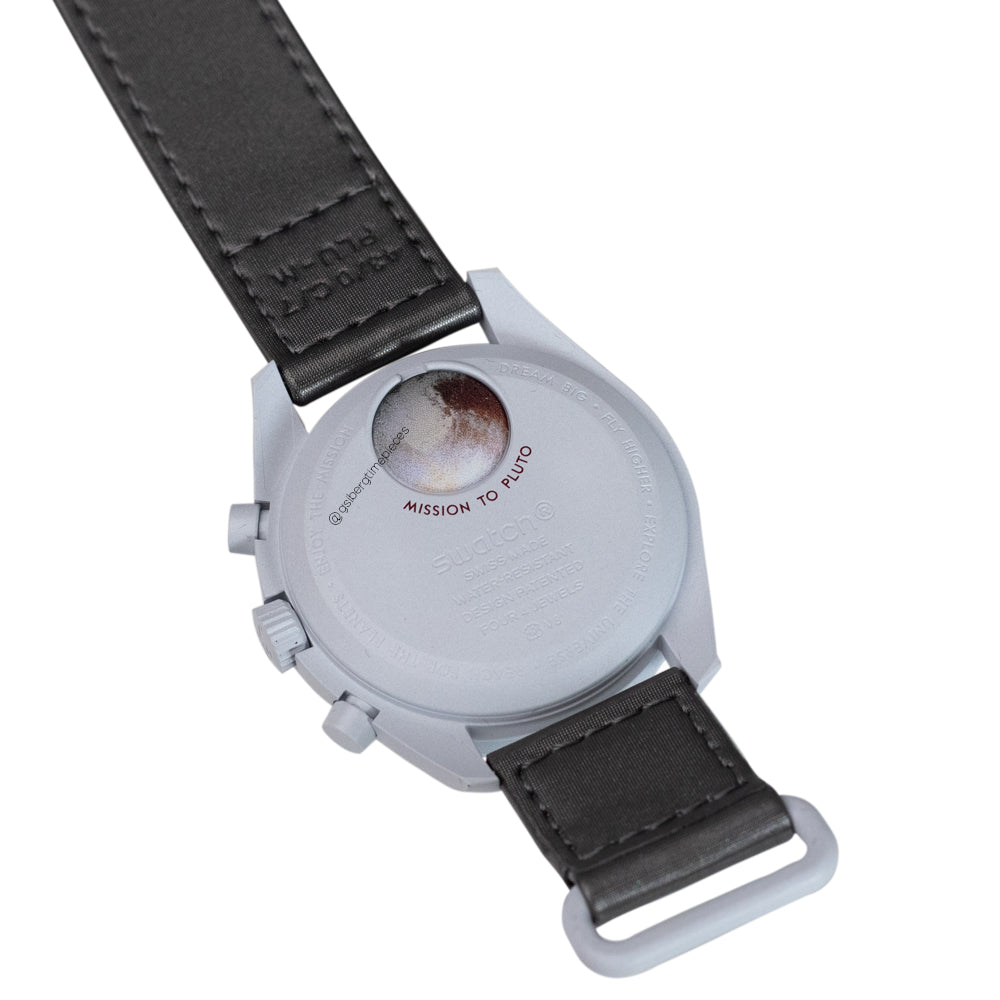 Swatch Omega Mission to Pluto Swatch Uhr mit Omega kollaboriert bekannt auch als Moon Watch in diesem Fall die Moon Swatch mit einem zuverlässigen Quarz Werk Farbe Grau mit bordeaux rot akzente Luxus in Vorarlberg Geschenkideen