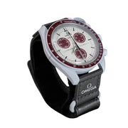 Swatch Omega Mission to Pluto Swatch Uhr mit Omega kollaboriert bekannt auch als Moon Watch in diesem Fall die Moon Swatch mit einem zuverlässigen Quarz Werk Farbe Grau mit bordeaux rot akzente Luxus in Vorarlberg Geschenkideen