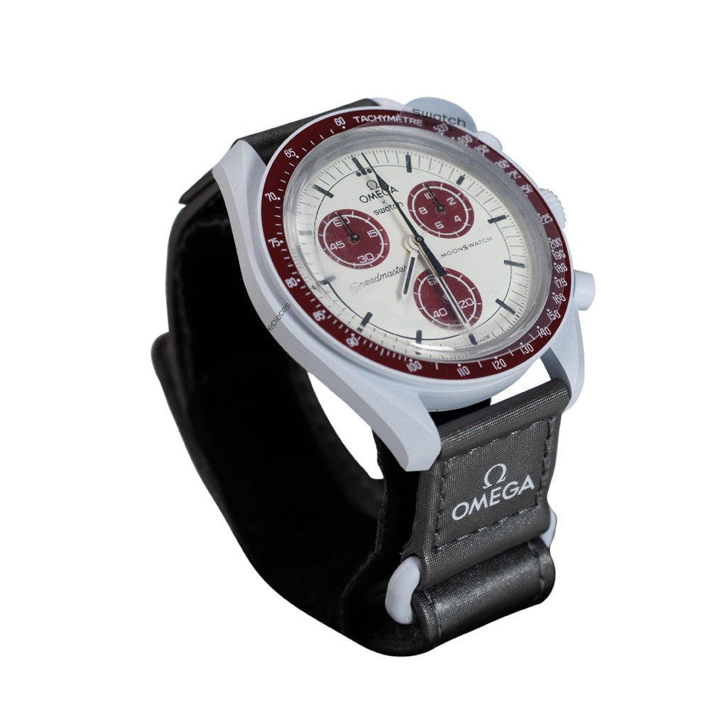 Swatch Omega Mission to Pluto Swatch Uhr mit Omega kollaboriert bekannt auch als Moon Watch in diesem Fall die Moon Swatch mit einem zuverlässigen Quarz Werk Farbe Grau mit bordeaux rot akzente Luxus in Vorarlberg Geschenkideen
