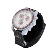 Swatch Omega Mission to Pluto Swatch Uhr mit Omega kollaboriert bekannt auch als Moon Watch in diesem Fall die Moon Swatch mit einem zuverlässigen Quarz Werk Farbe Grau mit bordeaux rot akzente Luxus in Vorarlberg Geschenkideen
