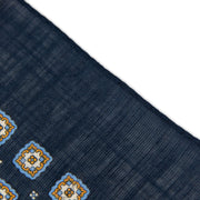 Alter Knabe Einstecktuch im Paisley Piazza Muster  Nahaufnahme front